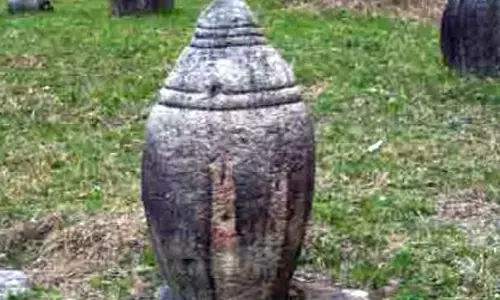 திருப்பூர்: 2 ஆயிரம் ஆண்டு பழமையான கோயிலில் முதுமக்கள் தாழியை பாதுகாக்கும் பக்தர்கள்!