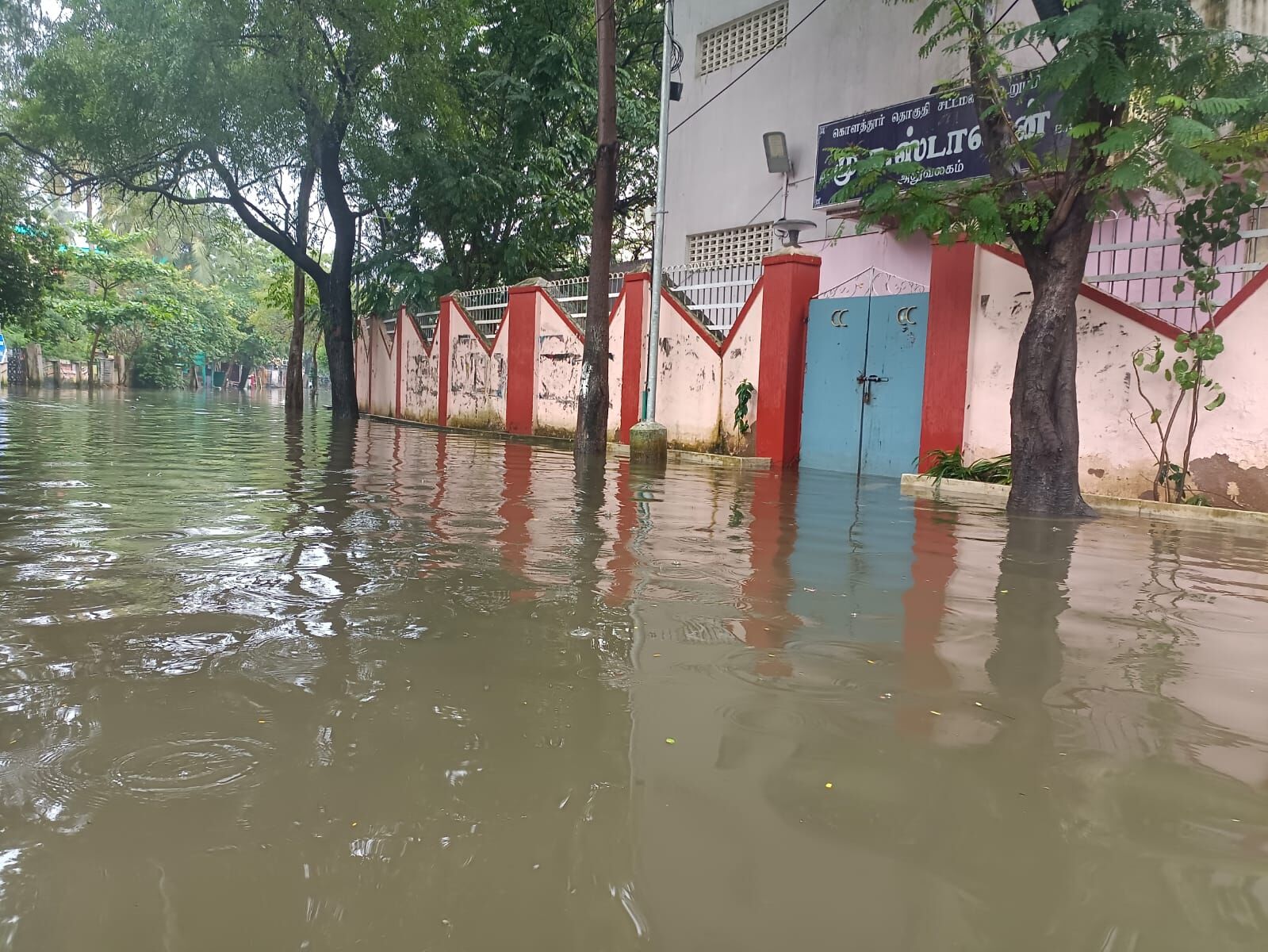 வெள்ளத்தில் மிதக்கும் முதலமைச்சர் தொகுதி: படகில் பயணம் செய்ய ரூ.50 கட்டணம் ! கொள்ளதூரில் அவலம்!