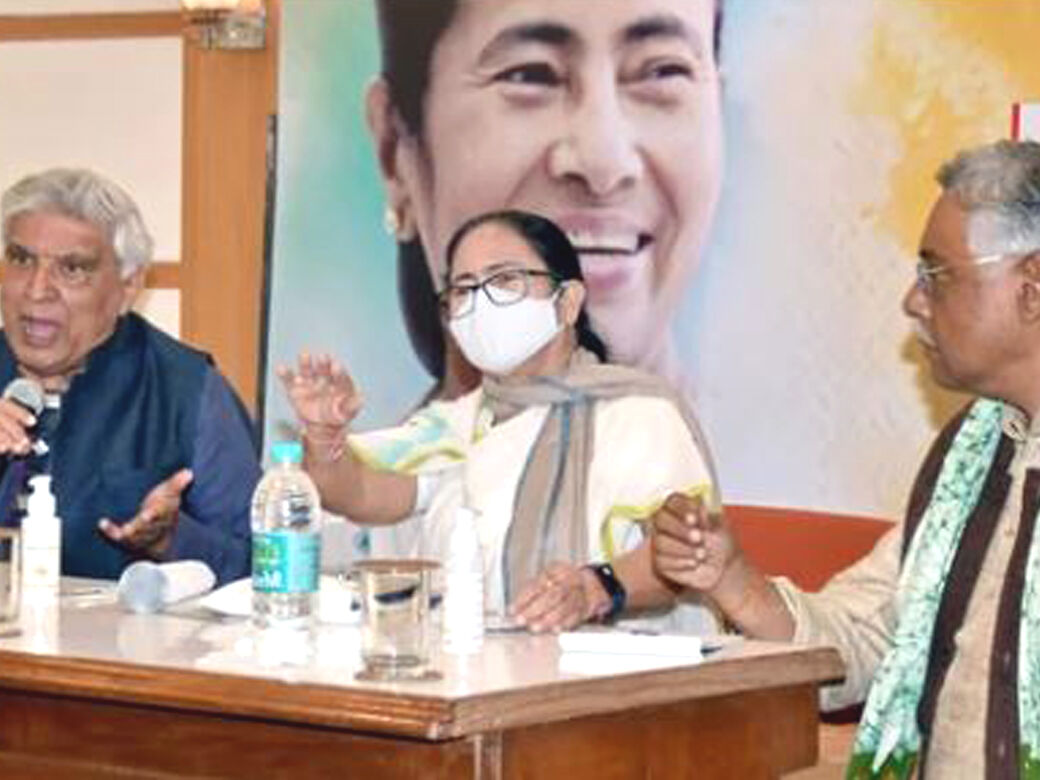 நாற்காலியில் அமர்ந்தபடியே தேசிய கீதம் பாடிய மம்தா மீது பா.ஜ.க. புகார்!