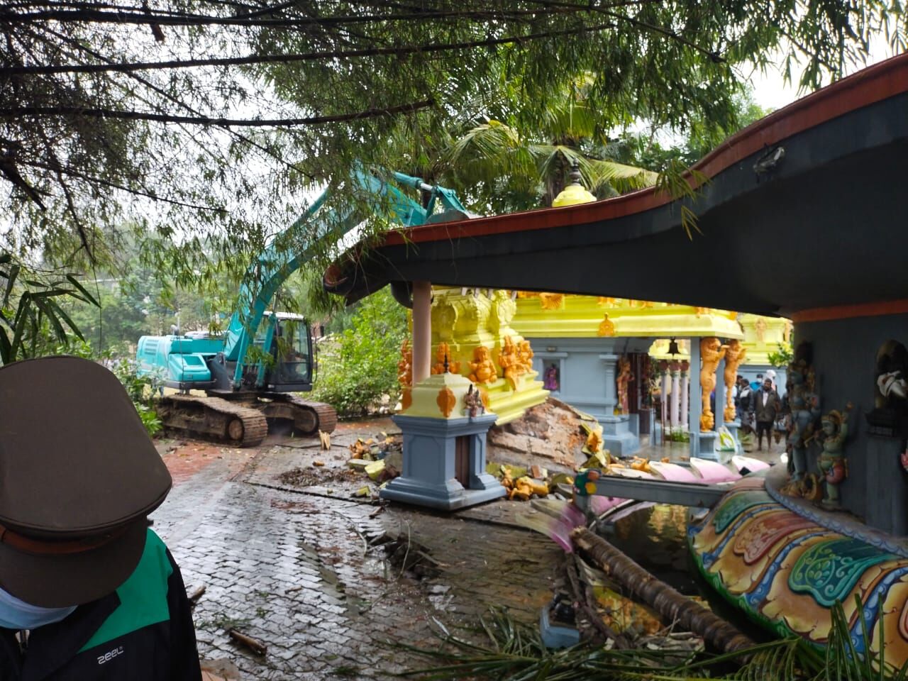 சிவன் கோவில் இடிப்பு ! வெள்ளத்துக்கு காரணமான தேவாலயமா? கப்சிப் !