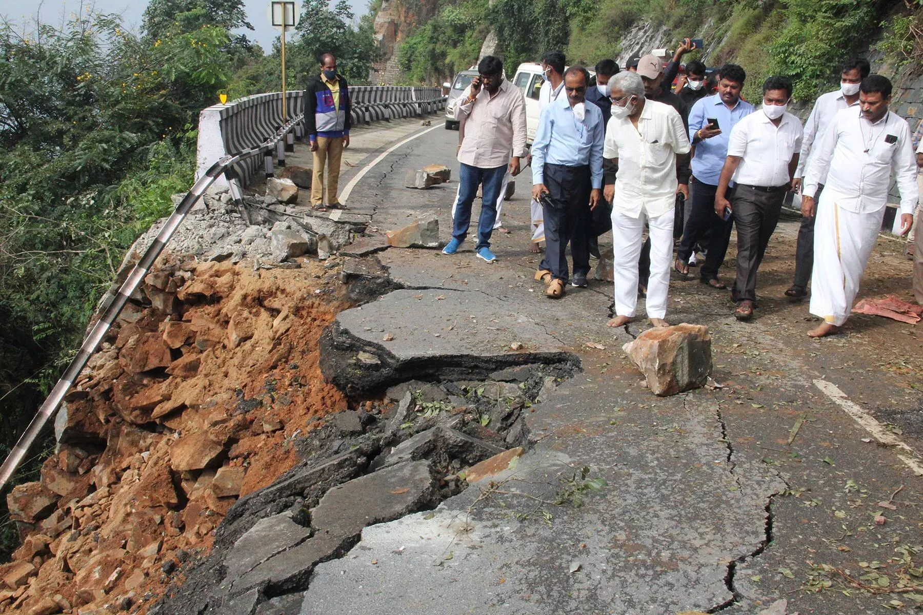 மலைப்பாதை சரியாகும் வரை திருப்பதி தரிசனத்திற்கு பக்தர்கள் வரவேண்டாம் - தேவஸ்தானம் அறிவிப்பு !