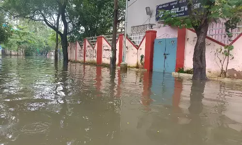 சென்னையில் மிதக்கும் பல இடங்கள் - அவதியில் மக்கள் !