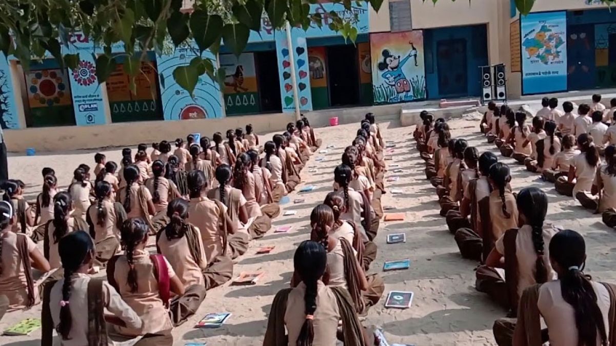 பள்ளிகளிலும் தங்கள் சித்தாந்தத்தை திணிக்கிறதா தி.மு.க. அரசு: இறைவணக்கத்துக்கு தடை விதிப்பு!