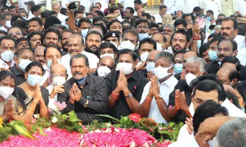 உள்ளாட்சித் தேர்தலில் தி.மு.க.வை விரட்டியடிப்போம் ! - ஜெ  நினைவிடத்தில் அ.தி.மு.கவினர்  சூளுரை!