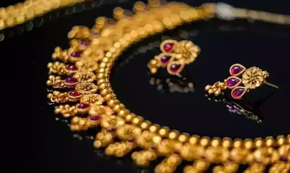 உளவியல் ரீதியாக தங்கம் ஒருவரின் மன திடத்தை உறுதி செய்வதாக இருக்கிறது. ஜோதிடத்தில் சூரியனை குறிக்கும் அம்சமாக தங்கம் உள்ளது.