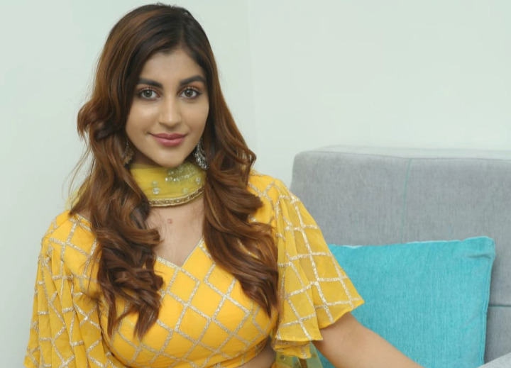 விபத்தில் காப்பாற்றியவர்களை நேரில் சந்தித்து நன்றி கூறிய யாஷிகா ஆனந்த் !