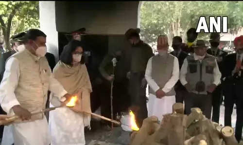 டெல்லி: பீரங்கி குண்டுகள் முழங்க முழு ராணுவ மரியாதையுடன் பிபின் ராவத் உடல் தகனம்!