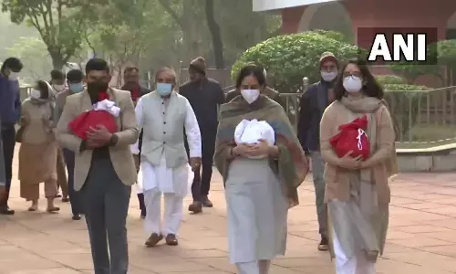 சிடிஎஸ் ஜென்ரல் பிபின் ராவத் மற்றும் மதுலிகாவின் அஸ்தியை பெற்றுக்கொண்ட மகள்கள்!