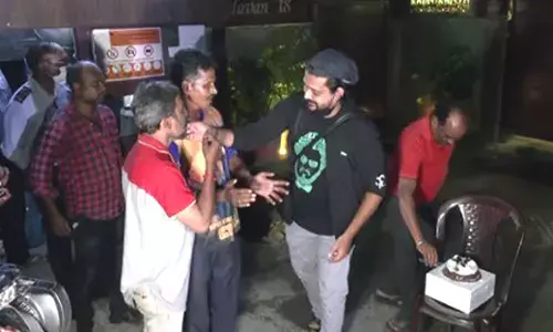 நள்ளிரவில் நடிகர் ரஜினிகாந்த் வீடு முன்பு கேக் வெட்டி பிறந்தநாளை கொண்டாடிய ரசிகர்கள்!