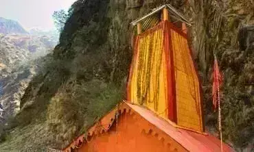 யமுனை நதியினை தெய்வமாக பாவித்து அமைந்திருக்கும் கோவில் தான் யமுனோத்திரி !