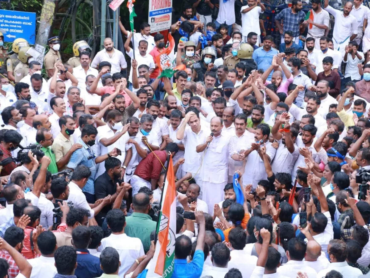 தீவிரவாதிகளான இளைஞர் காங்கிரஸ் தொண்டர்கள் - இரண்டு போலீஸ் அதிகாரிகள் சஸ்பெண்ட்!