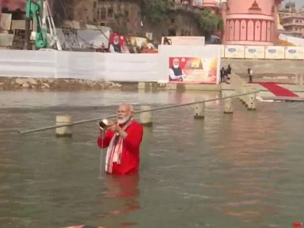 காசி விஸ்வநாதர் கோயிலை திறந்த பின்னர் கங்கையில் புனித நீராடிய பிரதமர் மோடி!