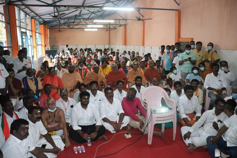 காஞ்சிபுரத்தில் சாது, சந்நியாசி சுவாமிகளுடன் பிரதமர் மோடி நிகழ்ச்சியை பார்த்த அண்ணாமலை!