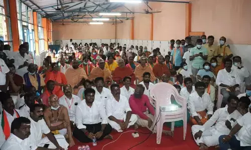 காஞ்சிபுரத்தில் சாது, சந்நியாசி சுவாமிகளுடன் பிரதமர் மோடி நிகழ்ச்சியை பார்த்த அண்ணாமலை!