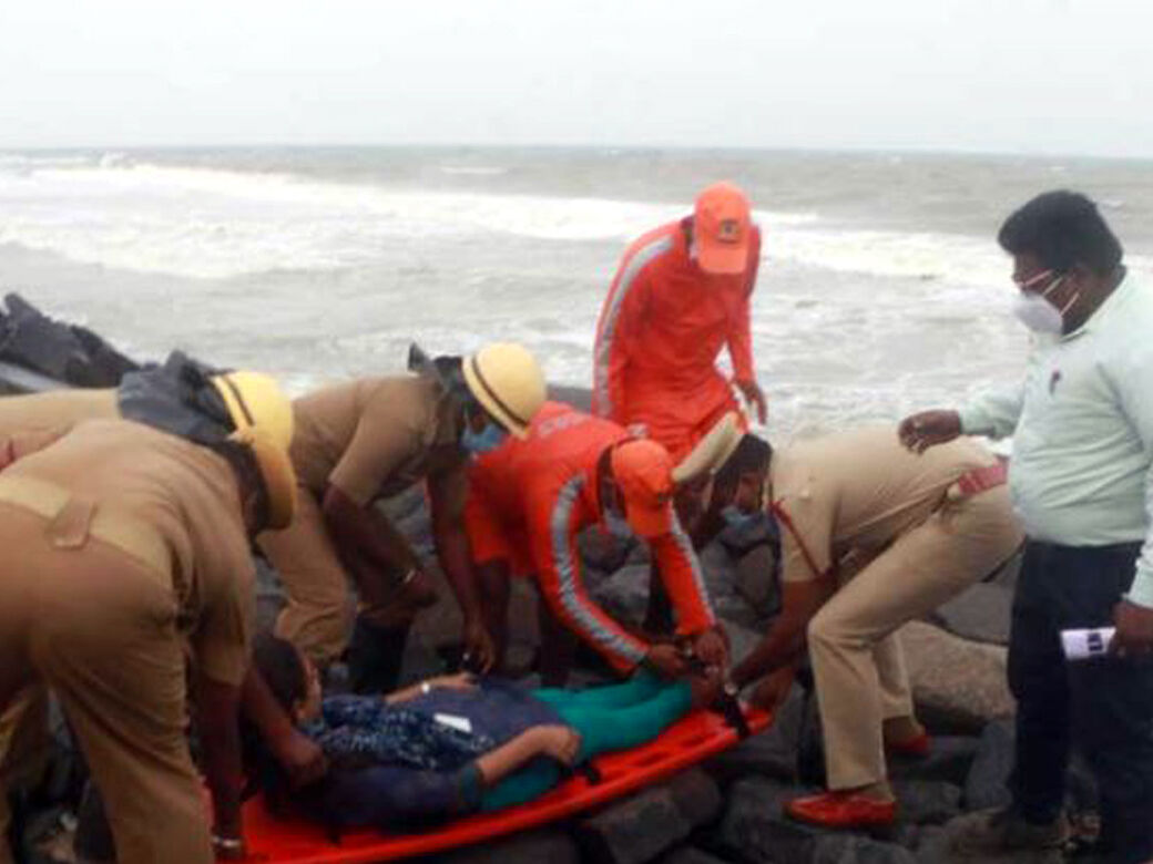 புதுச்சேரி கடற்கரையில் சுனாமி பேரிடர் மீட்பு ஒத்திகையால் பரபரப்பு!