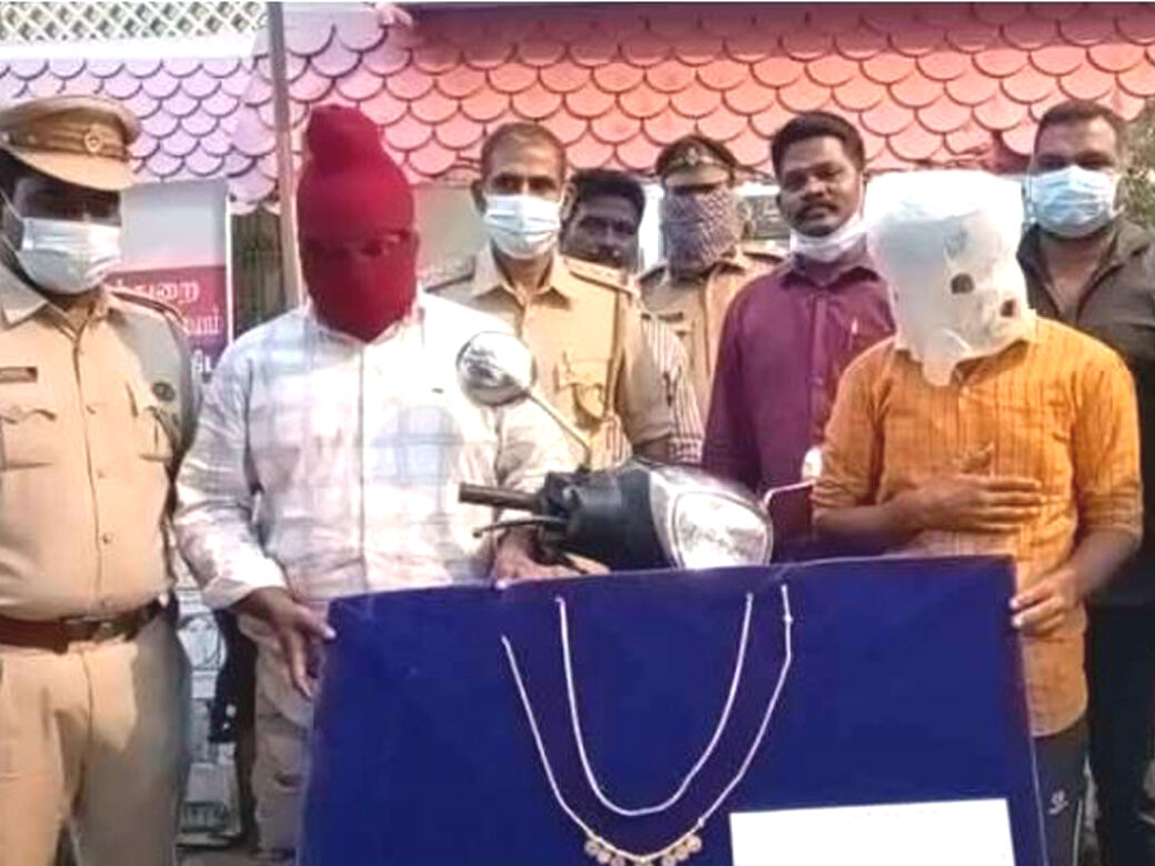 புதுச்சேரியில் ஆசிரியையிடம் கத்தி காண்பித்து நகை பறித்த 2 பேர் கைது!