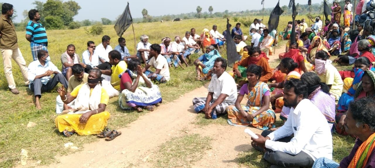 தருமபுரி: சிப்காட்டிற்காக விளை நிலங்களை சர்வே செய்ய வந்தவர்களை சிறைப்பிடித்து விவசாயிகள் போராட்டம்!
