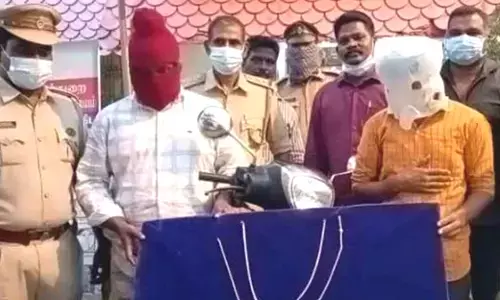 புதுச்சேரியில் ஆசிரியையிடம் கத்தி காண்பித்து நகை பறித்த 2 பேர் கைது!