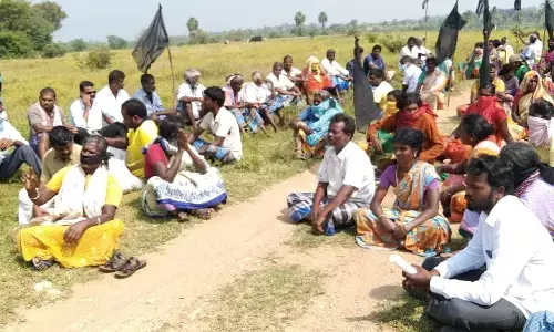 #KathirExclusive தருமபுரி: சிப்காட்டிற்காக விளை நிலங்களை சர்வே செய்ய வந்தவர்களை சிறைப்பிடித்து விவசாயிகள் போராட்டம்!