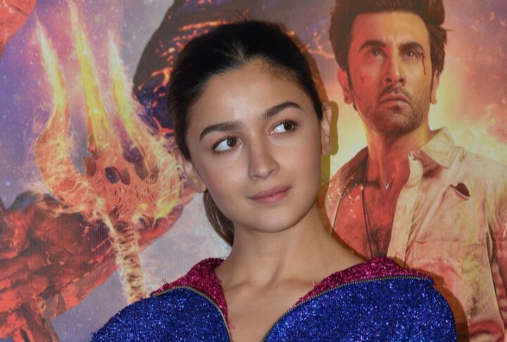 கொரோனோ விதிகளை காற்றில் பறக்கவிட்டாரா ஆலியாபட்? - கிளம்பிய புகார் !