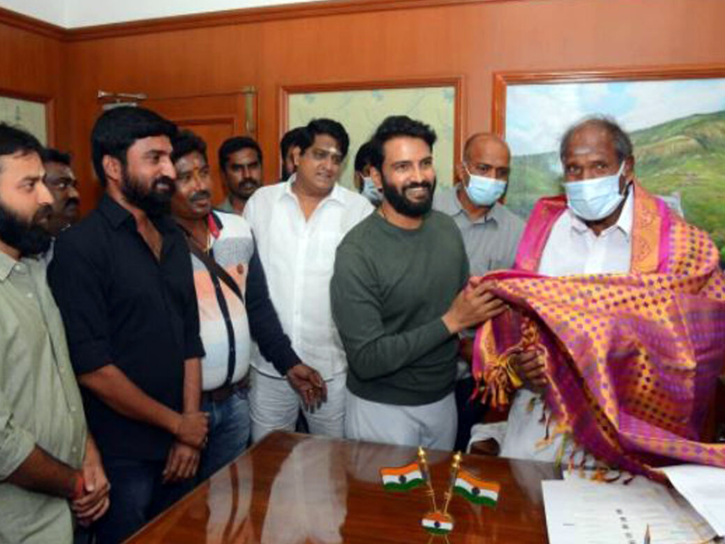 புதுச்சேரி முதலமைச்சரை சந்தித்து முக்கிய கோரிக்கை வைத்த நடிகர் சந்தானம்!