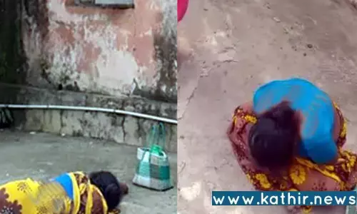 மதுபோதையில் அங்கன்வாடிக்கு வந்து வாசலிலேயே மயக்கம் போட்ட சமையலர்!