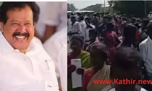 மனு அளிக்க சாலையோரம் நின்ற   ஆதி திராவிட மக்களிடம்  மனுக்களை மாவட்ட ஆட்சியரிடம் கொடுங்கள் என்று சொல்லிவிட்டு, காரில் பறந்த  அமைச்சர் பொன்முடி !