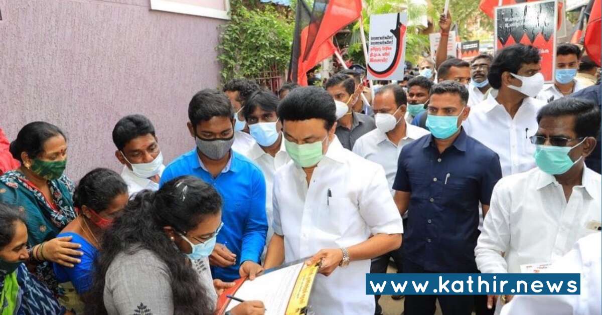 நாடே ஒமைக்கிரான் பரவலை தடுக்க போராடும் போது தி.மு.க உறுப்பினர் சேர்க்கையில் பரபரப்பாக முதல்வர் ஸ்டாலின் !