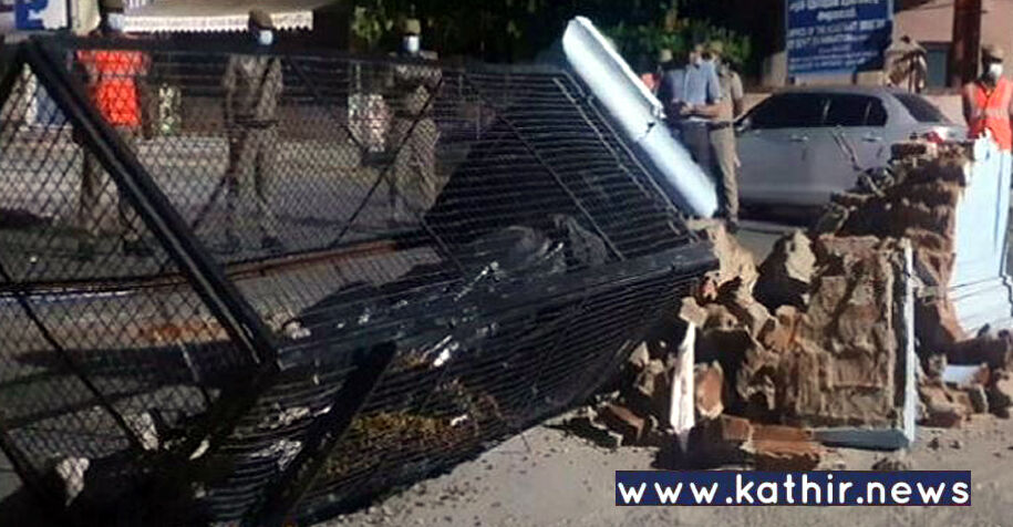 லாரி மோதியதில் சாலையில் இருந்த பெரியார் சிலை சாய்ந்தது!