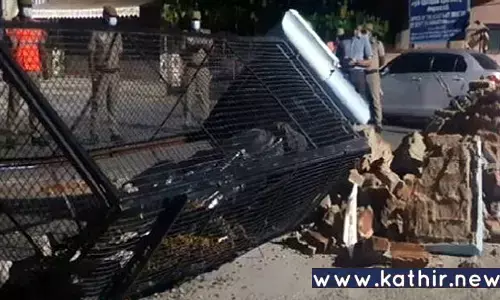 லாரி மோதியதில் சாலையில் இருந்த பெரியார் சிலை சாய்ந்தது!