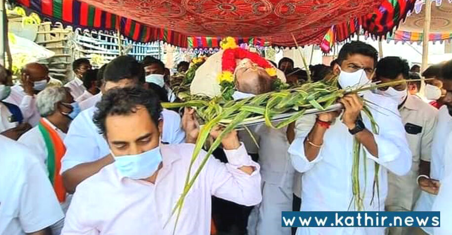 தருமபுரி மாவட்ட பா.ஜ.க தலைவர் அனந்த கிருஷ்ணனின் உடலை சுமந்து சென்ற  அண்ணாமலை!