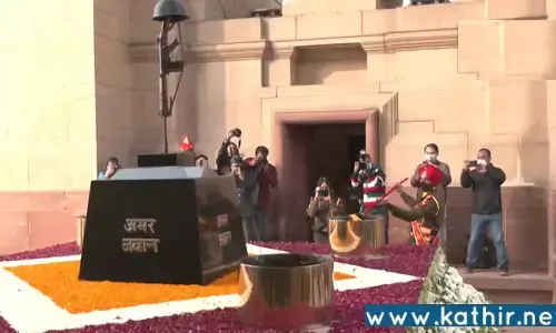 பிரதமரின் வரலாற்று சாதனை: தேசிய போர் நினைவுச் சுடருடன் இணைந்த அமர் ஜவான் ஜோதி!