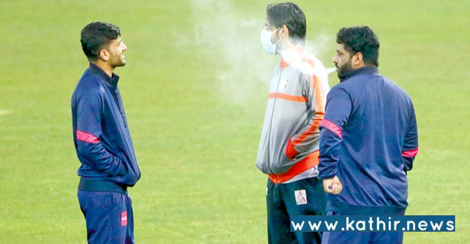 மைதானத்தில் புகைப்பிடித்த ஆப்கானிஸ்தான் கிரிக்கெட் வீரர்: இணையத்தில் வைரலான புகைப்படம்!