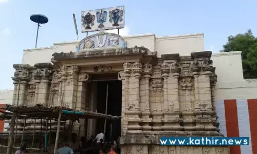 பெருமாளின் பாத தரிசனத்தை ஜன்னல் வழியே காண வேண்டும்.ஆச்சர்ய நவதிருப்பதி