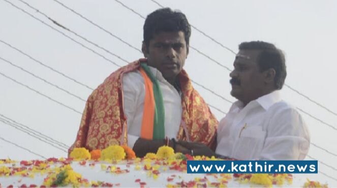 பிரச்சார மேடையிலேயே அண்ணாமலை முன்னிலையில் பா.ஜ.க'வில் இணைந்த தே.மு.தி.க வேட்பாளர்