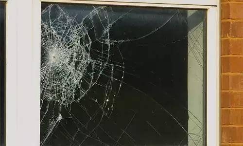 வீட்டில் கண்ணாடி உடைந்தால் என்ன அர்த்தம்? வாஸ்து சாஸ்திரம் சொல்வதென்ன?