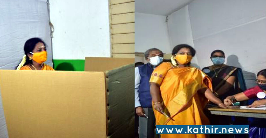 ஆளுநர் தமிழிசை வாக்கை செலுத்தினார்!