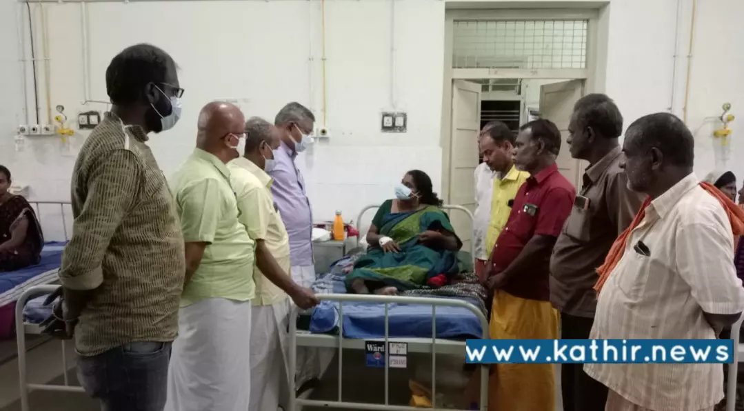 திருநெல்வேலி : தி.மு.கவினரால் தாக்கப்பட்ட பா.ஜ.க பெண் வேட்பாளர், மருத்துவமனையில் அனுமதி ! திருநெல்வேலி : தி.மு.கவினரால் தாக்கப்பட்ட பா.ஜ.க பெண் வேட்பாளர், மருத்துவமனையில் அனுமதி !