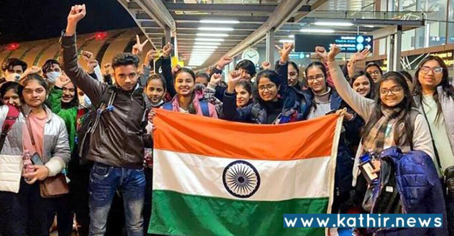 உக்ரைனில் இந்திய தேசிய கொடிக்கு மரியாதை: நாடு திரும்பிய மாணவர்கள் நெகிழ்ச்சி!