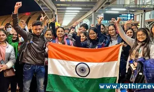 உக்ரைனில் இந்திய தேசிய கொடிக்கு மரியாதை: நாடு திரும்பிய மாணவர்கள் நெகிழ்ச்சி!