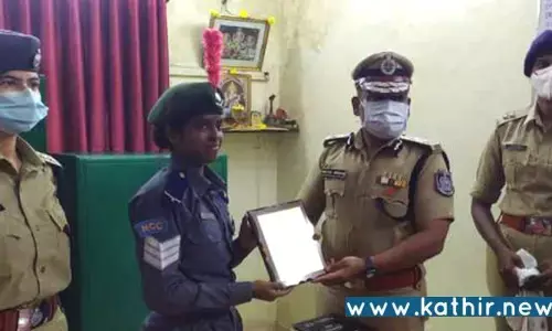 மகளிர் தினத்தில் ஒரு நாள் போலீஸ் இன்ஸ்பெக்டராக மாறிய கல்லூரி மாணவி!