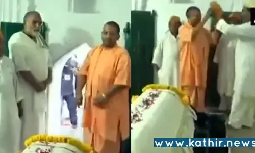 தர்காவிற்கு சென்ற உத்திரபிரதேச முதல்வர் யோகி ஆதித்யநாத்