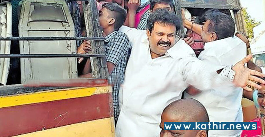 கூடுதல் பேருந்து இல்லை என கூறிய மாணவர்கள்: தி.மு.க. எம்.எல்.ஏ., படிக்கட்டில் தொங்கியபடி பயணித்து காட்டினார்! எம்.எல்.ஏ கூற வருவது என்ன?