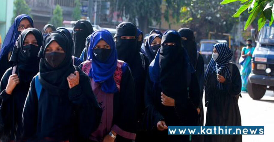 கல்வி நிலையங்களில் ஹிஜாப் அணியக்கூடாது: கர்நாடக உயர்நீதிமன்றம் அதிரடி!