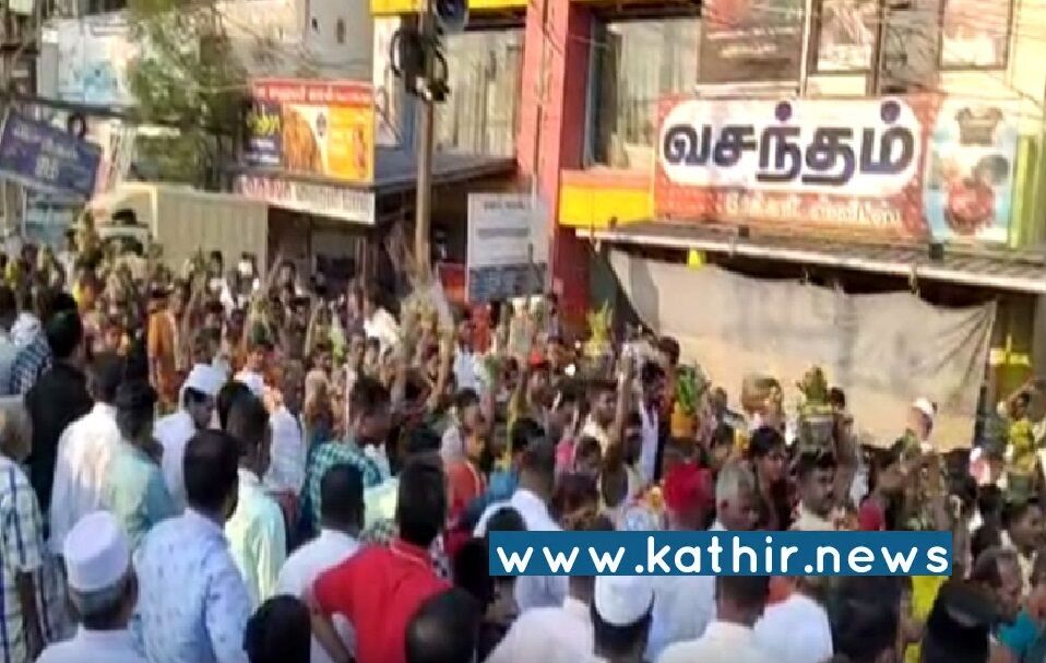 ஹிஜாப் போராட்டதால் தடைபட்ட பங்குனி உத்திர ஊர்வலம் - இஸ்லாமியர்கள் மனித சங்கிலி அமைத்து வழிவிட்டதாக செய்தியை திரித்த தமிழக ஊடகங்கள்!