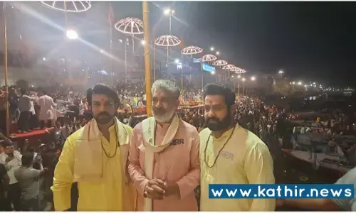 ஆர்.ஆர்.ஆர் பட வெற்றிக்காக வாரணாசியில் வழிபாடு செய்த ராஜமௌலி, ராம்சரண், ஜூனியர் என்.டி.ஆர் ஆர்.ஆர்.ஆர் பட வெற்றிக்காக வாரணாசியில் வழிபாடு செய்த ராஜமௌலி, ராம்சரண், ஜூனியர் என்.டி.ஆர்