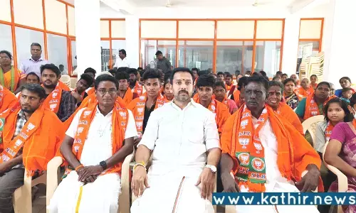 கரூர்: மாற்றுக் கட்சியை சேர்ந்த 300க்கும் மேற்பட்டோர் பா.ஜ.க.வில் இணைந்தனர்!