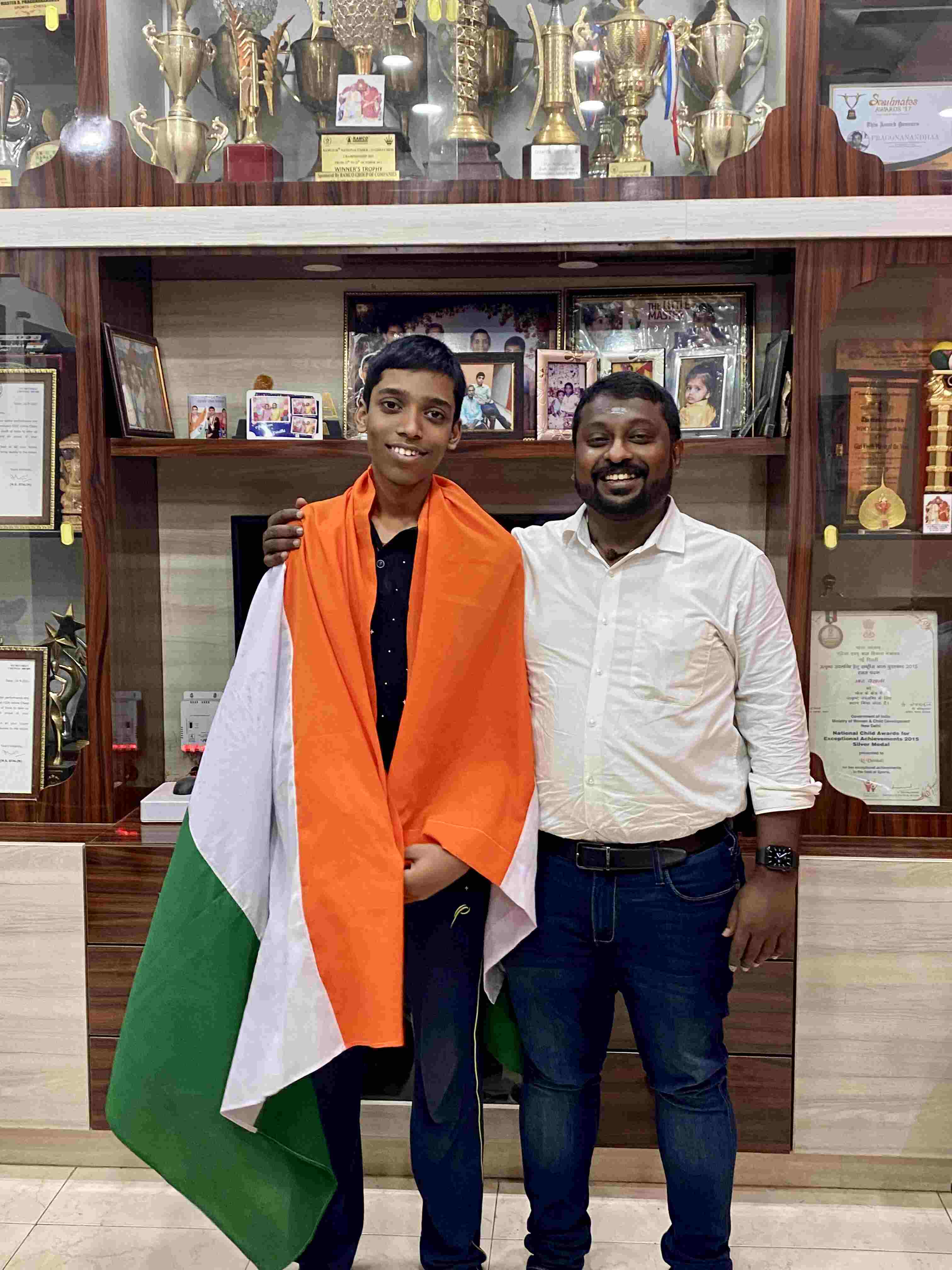 உலகின் நம்பர்-1 செஸ் வீரரை வீழ்த்திய சிறுவன் பிரக்ஞானந்தாவுடன் பா.ஜ.க செய்தித்தொடர்பாளர் SG சூர்யா சந்திப்பு!