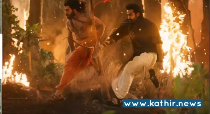 ராமர் வேடத்தில் ஆர்.ஆர்.ஆர் படம் பார்க்க சென்ற ரசிகர்கள் ராமர் வேடத்தில் ஆர்.ஆர்.ஆர் படம் பார்க்க சென்ற ரசிகர்கள்