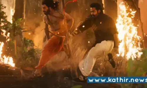 ராமர் வேடத்தில் ஆர்.ஆர்.ஆர் படம் பார்க்க சென்ற ரசிகர்கள் ராமர் வேடத்தில் ஆர்.ஆர்.ஆர் படம் பார்க்க சென்ற ரசிகர்கள்